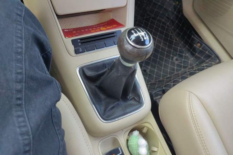 Used Volkswagen Tiguan 2010 1.8 TSI Manual Two-Wheel Drive Urban Edition Gear Lever