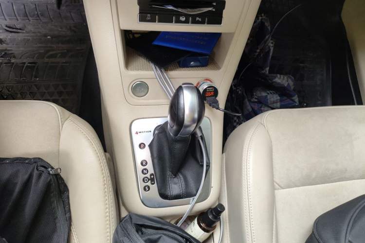 Used Volkswagen Tiguan 2010 2.0 TSI Automatic All-Wheel Drive Flagship Edition Gear Lever