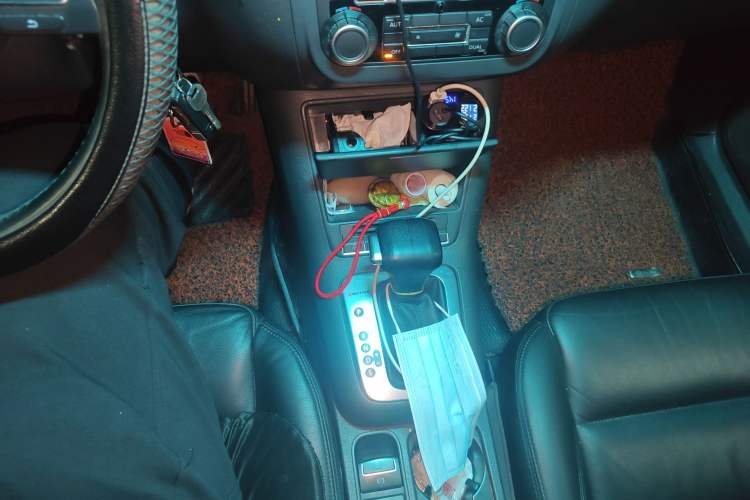 Used Volkswagen Tiguan 2010 1.8TSI Automatic All-Wheel-Drive Elite Edition Gear Lever