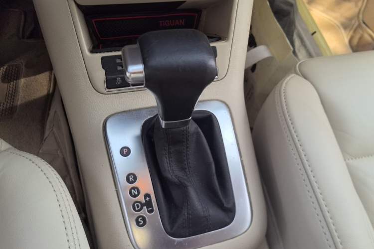 Used Volkswagen Tiguan 2010 1.8 TSI Automatic Two-Wheel Drive Trend Edition Gear Lever