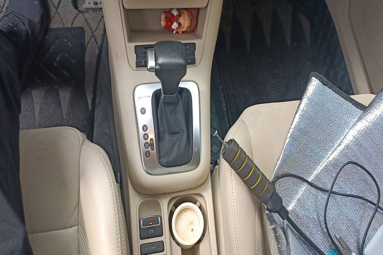 Used Volkswagen Tiguan 2010 2.0 TSI Automatic All-Wheel Drive Flagship Navigation Edition Gear Lever