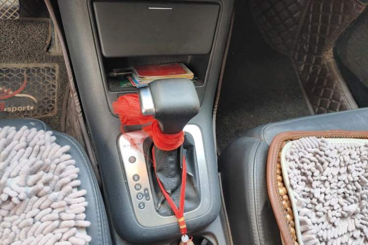 Used Volkswagen Tiguan 2010 2.0 TSI Automatic All-Wheel-Drive Elite Edition Gear Lever