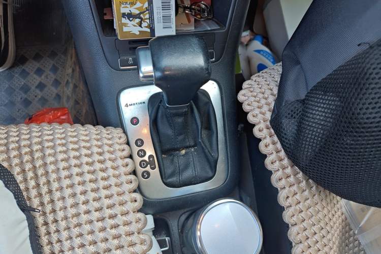 Used Volkswagen Tiguan 2010 2.0 TSI Automatic All-Wheel-Drive Elite Edition Gear Lever