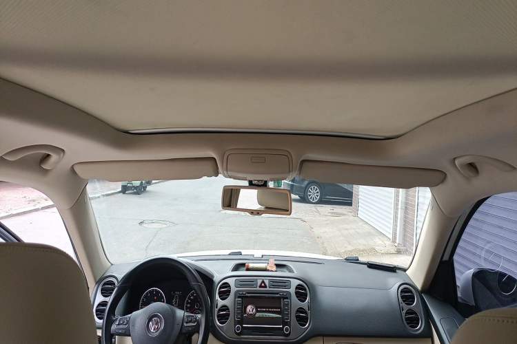 Used Volkswagen Tiguan 2010 2.0 TSI Automatic All-Wheel Drive Flagship Navigation Edition Headliner