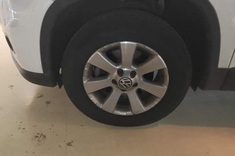 Used Volkswagen Tiguan 2010 1.8 TSI Automatic All-Wheel Drive Fashion Edition Left Front Wheel Hub