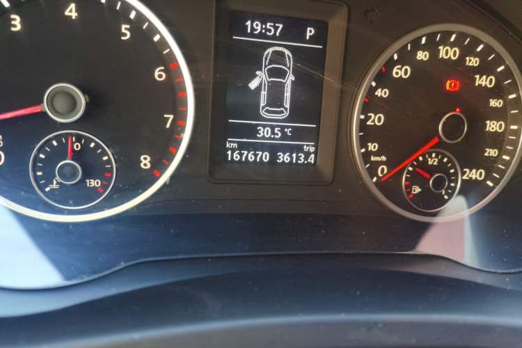 Used Volkswagen Tiguan 2010 1.8 TSI Automatic All-Wheel Drive Fashion Edition Odometer Close Up