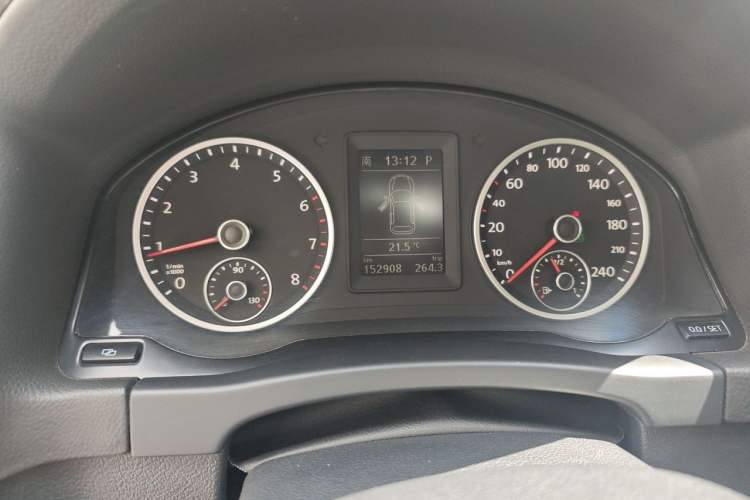 Used Volkswagen Tiguan 2010 2.0 TSI Automatic All-Wheel Drive Flagship Edition Odometer Close Up