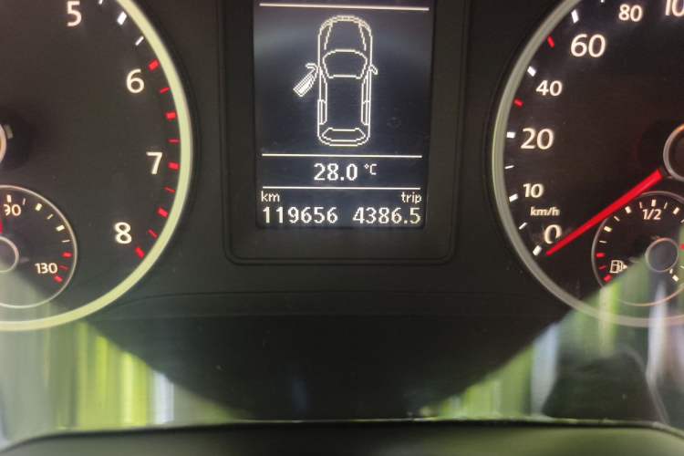Used Volkswagen Tiguan 2010 1.8 TSI Automatic Two-Wheel Drive Urban Edition Odometer Close Up
