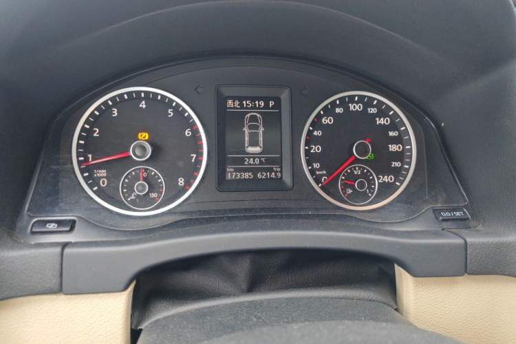 Used Volkswagen Tiguan 2010 2.0 TSI Automatic All-Wheel Drive Flagship Edition Odometer Close Up