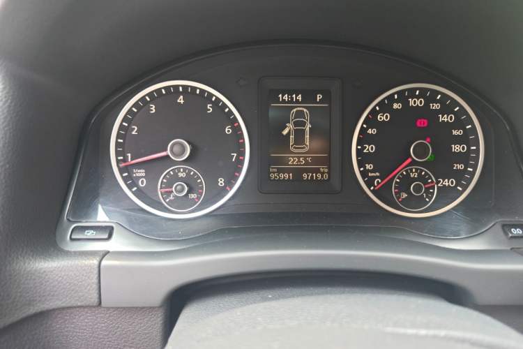 Used Volkswagen Tiguan 2010 1.8 TSI Automatic All-Wheel Drive Fashion Edition Odometer Close Up