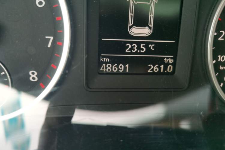 Used Volkswagen Tiguan 2010 2.0 TSI Automatic All-Wheel Drive Flagship Navigation Edition Odometer Close Up