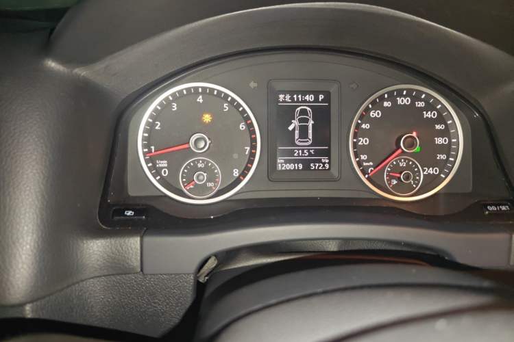 Used Volkswagen Tiguan 2010 2.0 TSI Automatic All-Wheel-Drive Elite Edition Odometer Close Up