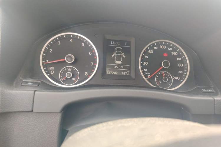 Used Volkswagen Tiguan 2010 1.8 TSI Automatic All-Wheel Drive Fashion Edition Odometer Close Up