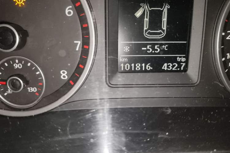 Used Volkswagen Tiguan 2010 2.0 TSI Automatic All-Wheel Drive Flagship Edition Odometer Close Up