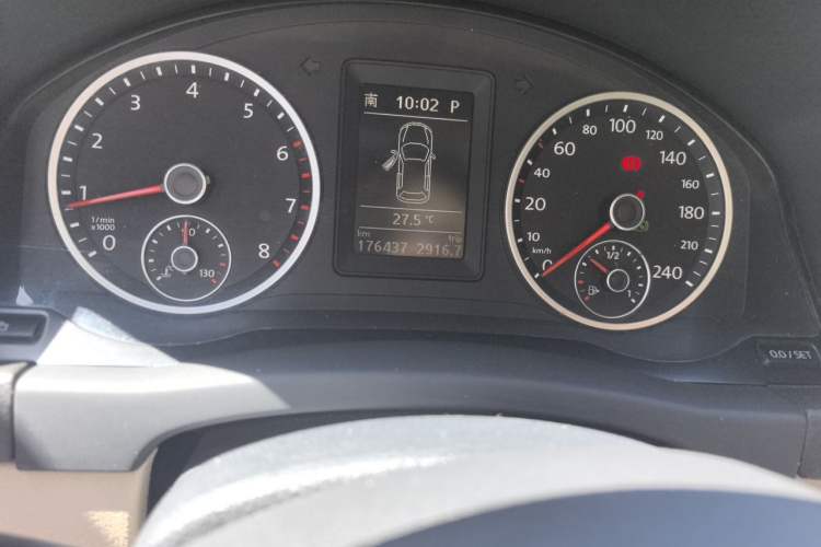 Used Volkswagen Tiguan 2010 2.0 TSI Automatic All-Wheel Drive Flagship Edition Odometer Close Up
