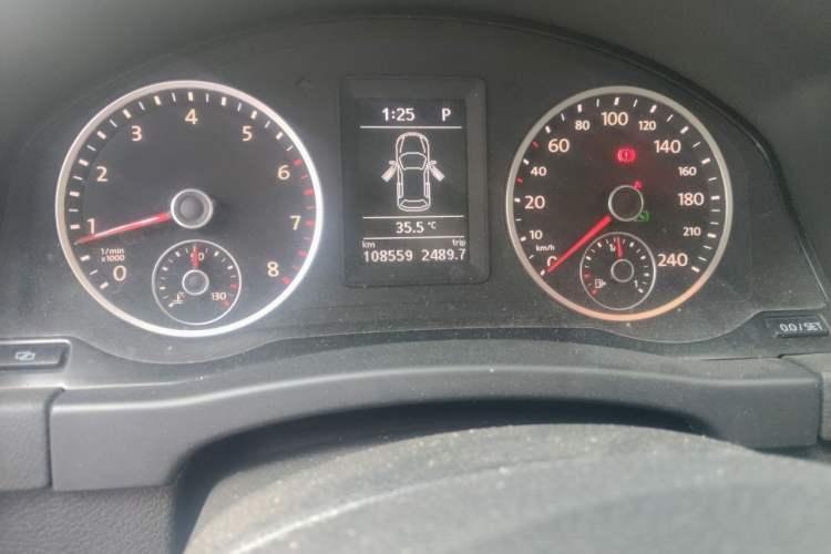 Used Volkswagen Tiguan 2010 2.0 TSI Automatic All-Wheel Drive Flagship Edition Odometer Close Up