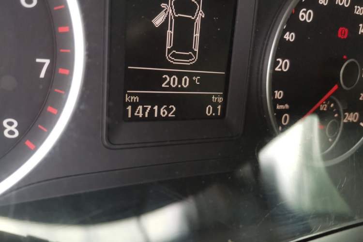 Used Volkswagen Tiguan 2010 2.0 TSI Automatic All-Wheel-Drive Elite Edition Odometer Close Up