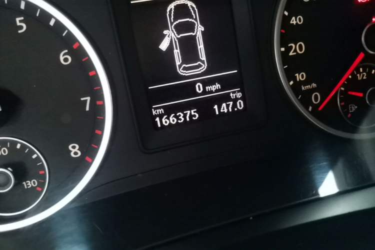 Used Volkswagen Tiguan 2010 2.0 TSI Automatic All-Wheel-Drive Elite Edition Odometer Close Up