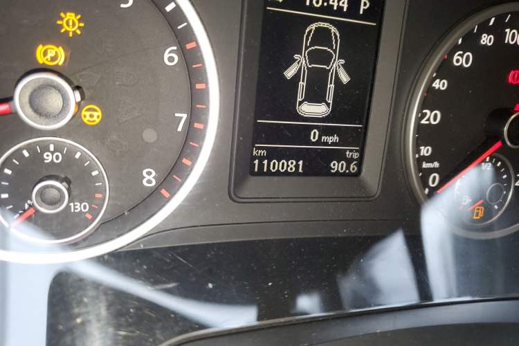 Used Volkswagen Tiguan 2010 2.0 TSI Automatic All-Wheel-Drive Elite Edition Odometer Close Up