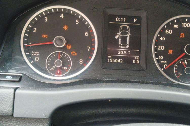 Used Volkswagen Tiguan 2010 1.8 TSI Automatic All-Wheel Drive Fashion Edition Odometer Close Up