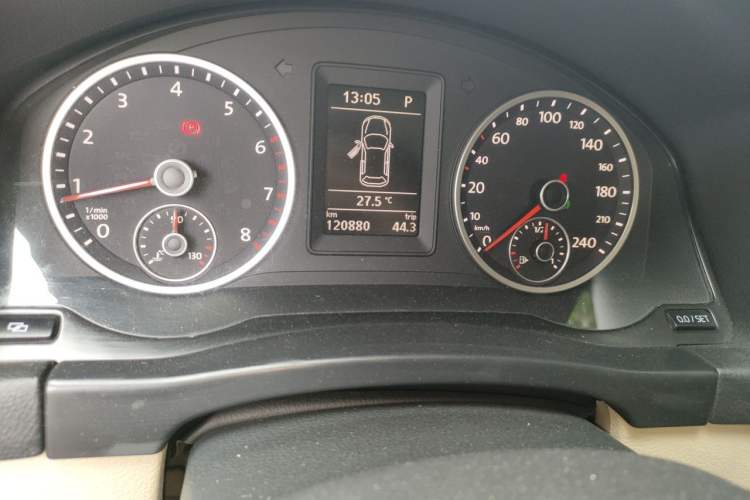 Used Volkswagen Tiguan 2010 2.0 TSI Automatic All-Wheel Drive Flagship Edition Odometer Close Up