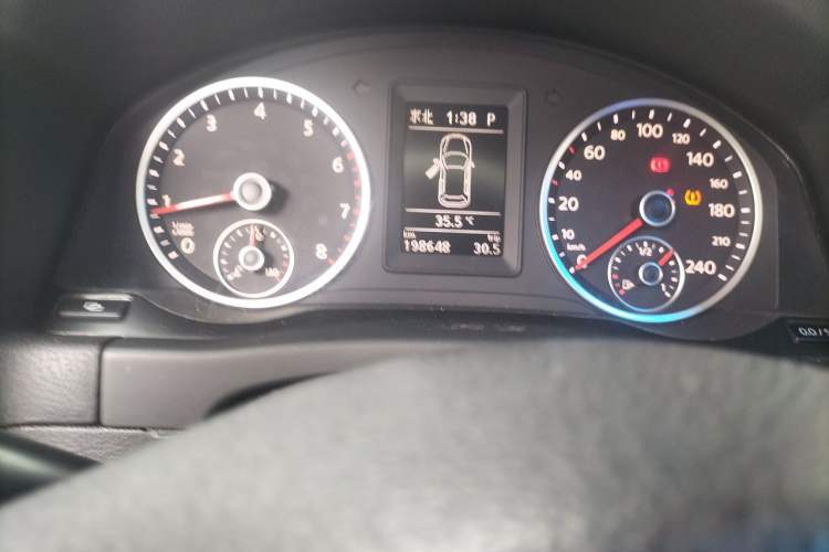 Used Volkswagen Tiguan 2010 1.8TSI Automatic Two-Wheel Drive Elite Edition Odometer Close Up