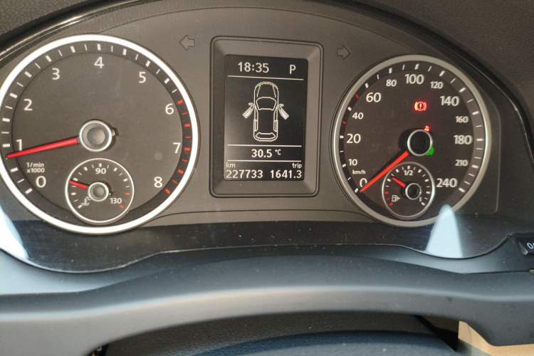 Used Volkswagen Tiguan 2010 1.8 TSI Automatic Two-Wheel Drive Trend Edition Odometer Close Up
