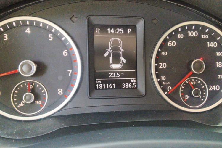 Used Volkswagen Tiguan 2010 1.8TSI Automatic All-Wheel-Drive Elite Edition Odometer Close Up