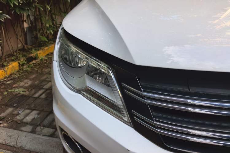 Used Volkswagen Tiguan 2010 1.8TSI Automatic All-Wheel-Drive Elite Edition Right Front Headlight