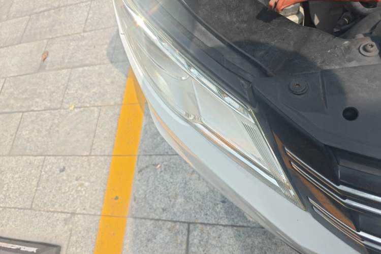 Used Volkswagen Tiguan 2010 1.8 TSI Automatic All-Wheel Drive Fashion Edition Right Front Headlight