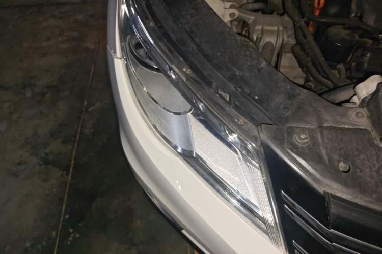 Used Volkswagen Tiguan 2010 2.0 TSI Automatic All-Wheel-Drive Elite Edition Right Front Headlight