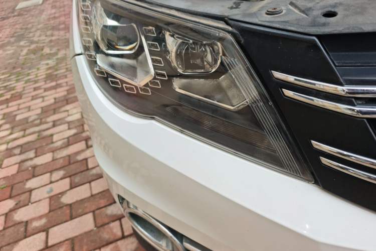 Used Volkswagen Tiguan 2010 1.8TSI Automatic All-Wheel-Drive Elite Edition Right Front Headlight
