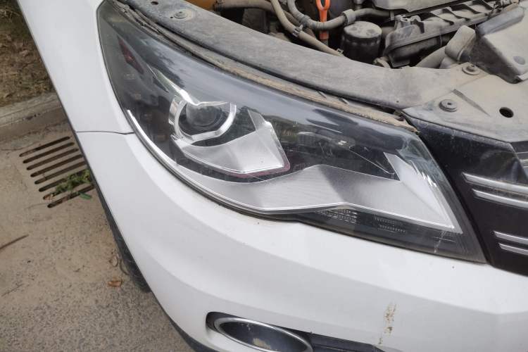 Used Volkswagen Tiguan 2010 2.0 TSI Automatic All-Wheel-Drive Elite Edition Right Front Headlight