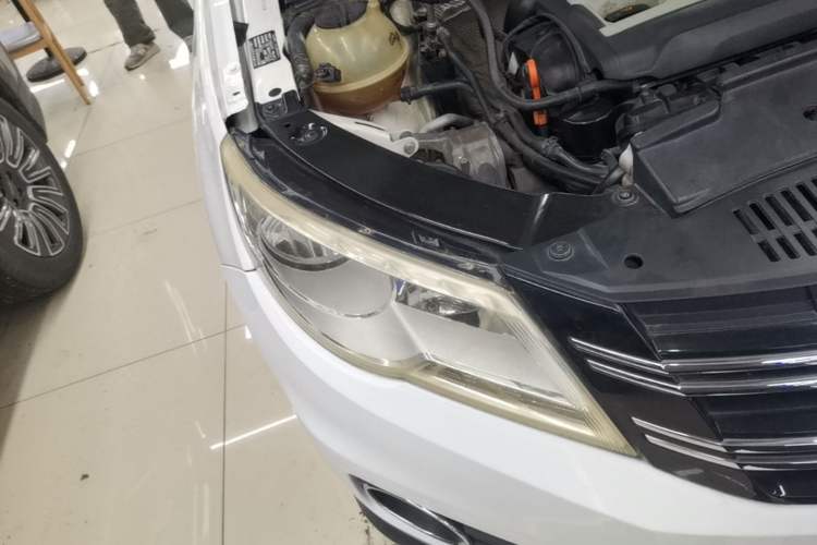 Used Volkswagen Tiguan 2010 2.0 TSI Automatic All-Wheel-Drive Elite Edition Right Front Headlight