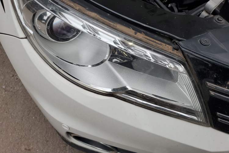 Used Volkswagen Tiguan 2010 2.0 TSI Automatic All-Wheel-Drive Elite Edition Right Front Headlight