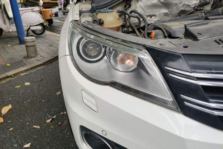 Used Volkswagen Tiguan 2010 2.0 TSI Automatic All-Wheel Drive Flagship Edition Right Front Headlight