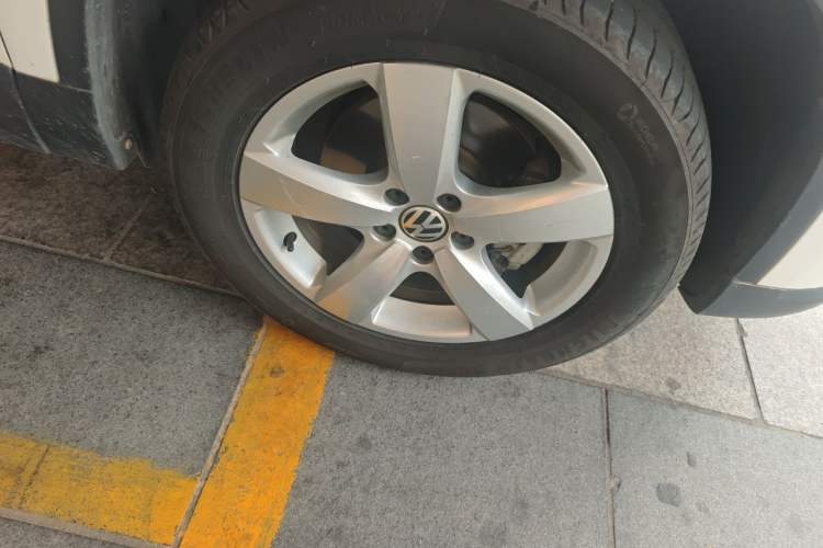Used Volkswagen Tiguan 2010 1.8TSI Automatic Two-Wheel Drive Elite Edition Right Front Wheel Hub