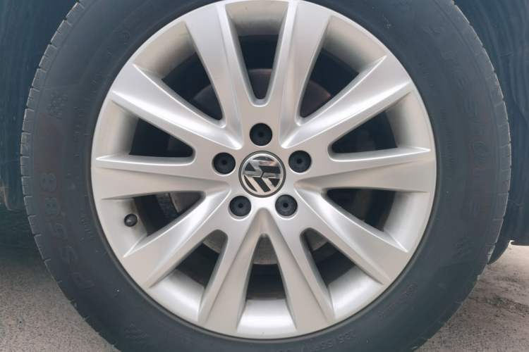 Used Volkswagen Tiguan 2010 2.0 TSI Automatic All-Wheel Drive Flagship Navigation Edition Right Front Wheel Hub