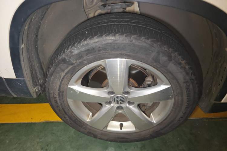 Used Volkswagen Tiguan 2010 2.0 TSI Automatic All-Wheel-Drive Elite Edition Right Front Wheel Hub