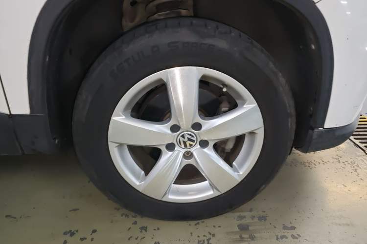 Used Volkswagen Tiguan 2010 1.8TSI Automatic Two-Wheel Drive Elite Edition Right Front Wheel Hub