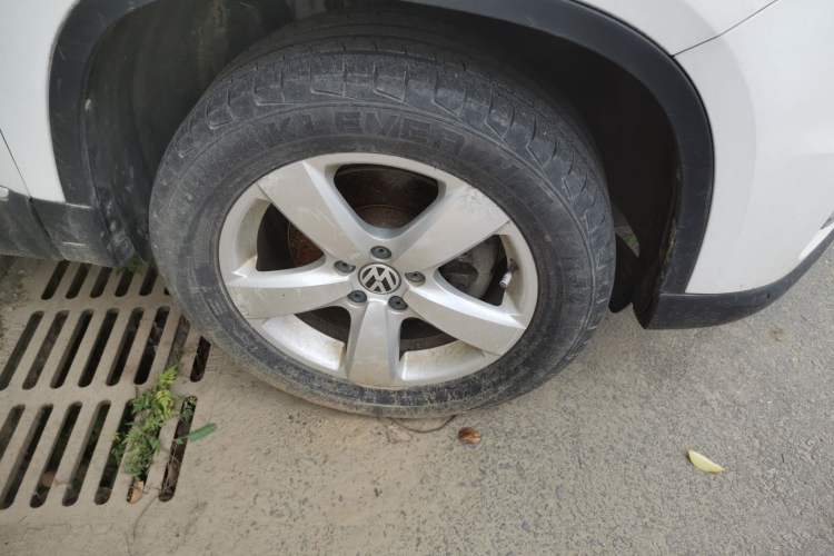 Used Volkswagen Tiguan 2010 2.0 TSI Automatic All-Wheel-Drive Elite Edition Right Front Wheel Hub