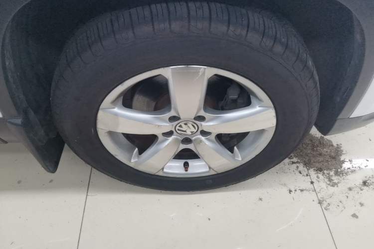 Used Volkswagen Tiguan 2010 2.0 TSI Automatic All-Wheel-Drive Elite Edition Right Front Wheel Hub