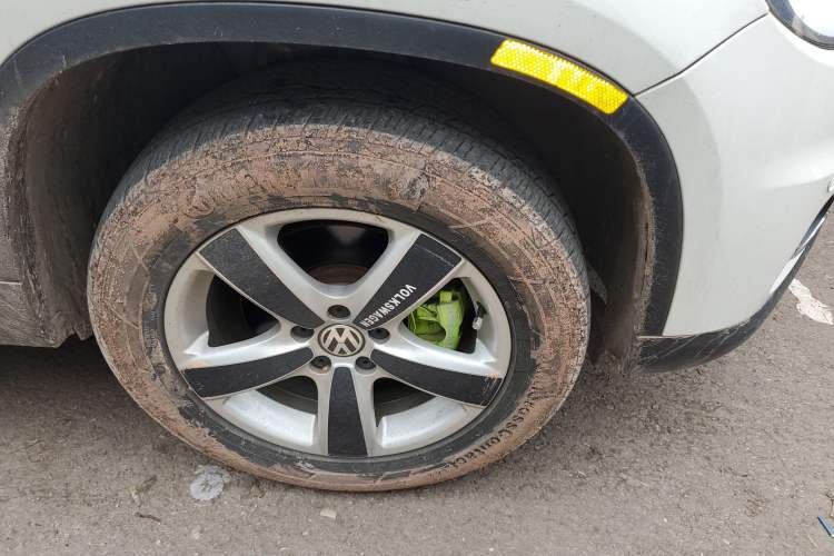 Used Volkswagen Tiguan 2010 2.0 TSI Automatic All-Wheel-Drive Elite Edition Right Front Wheel Hub