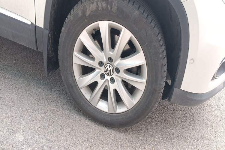 Used Volkswagen Tiguan 2010 2.0 TSI Automatic All-Wheel Drive Flagship Navigation Edition Right Front Wheel Hub