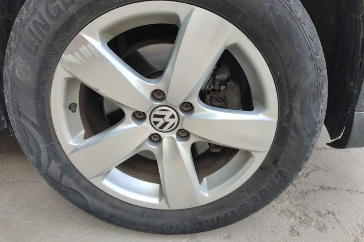 Used Volkswagen Tiguan 2010 2.0 TSI Automatic All-Wheel-Drive Elite Edition Right Front Wheel Hub