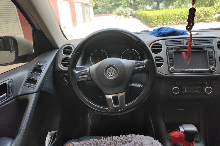 Used Volkswagen Tiguan 2010 2.0 TSI Automatic All-Wheel-Drive Elite Edition Steering Wheel