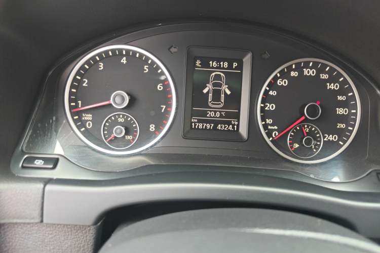 Used Volkswagen Tiguan 2011 2.0 TSI R-Line Odometer Close Up