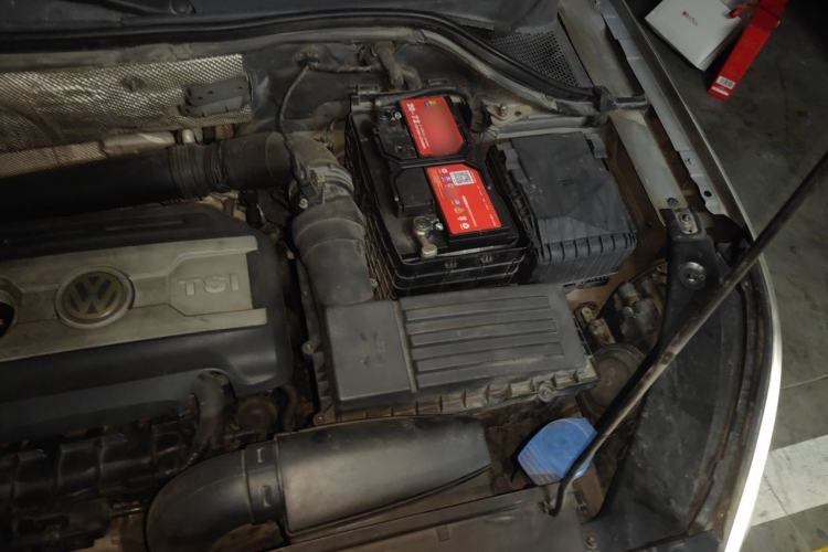 Used Volkswagen Tiguan 2011 2.0 TSI R-Line Engine Bay Left