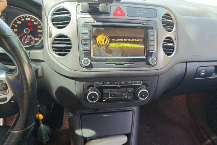 Used Volkswagen Tiguan 2011 2.0 TSI R-Line Audio And AC Panel