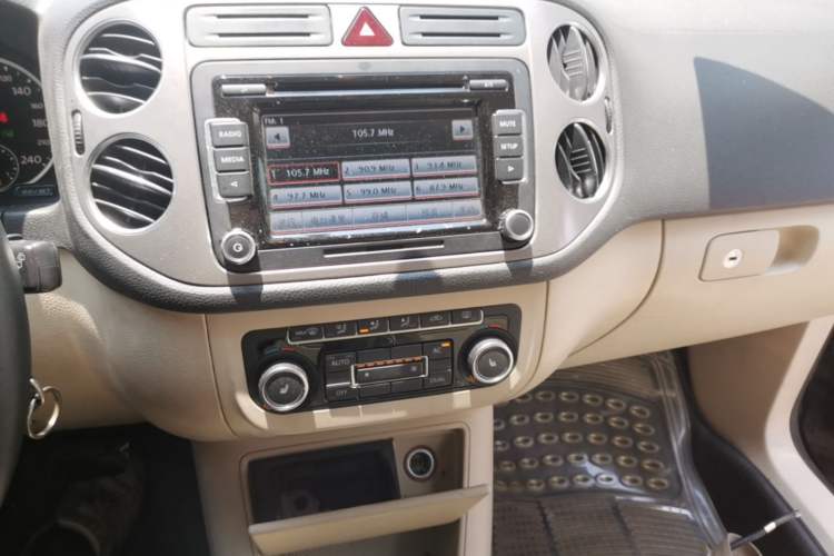 Used Volkswagen Tiguan 2012 1.8TSI Automatic Two-Wheel Drive Elite Edition Audio And AC Panel